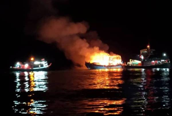 Bot bilis yang terbakar di perairan Pulau Buyong sekitar 7.30 malam Sabtu.