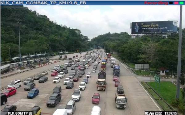 Aliran trafik dilaporkan mulai perlahan di Lebuhraya Kuala Lumpur-Karak menuju arah timur. - Foto LLM