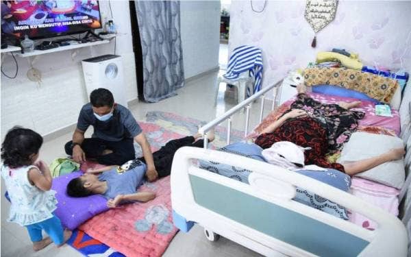 Syd Mohd Radzee terpaksa menguruskan ibu yang terlantar dan anaknya yang OKU.