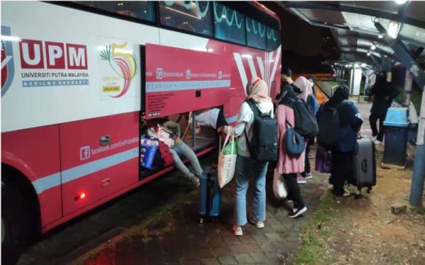 Antara pelajar yang menggunakan perkhidmatan bas yang disediakan UPM untuk ke KLIA.