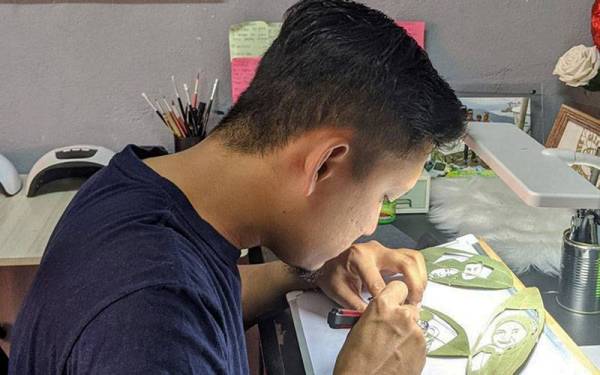 Muhammad Hafizi mengambil tempoh hingga tiga hari bagi menyiapkan potret Pemangku Raja Pahang, Tengku Hassanal Ibrahim Alam Shah Al-Sultan Abdullah Ri'ayatuddin Al-Mustafa Billah Shah, menggunakan 30 helai daun teja, yang ditempah oleh Majlis Belia Negeri Pahang. - Foto: Bernama