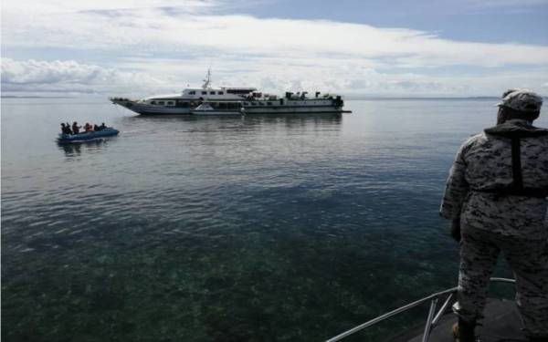 Pasukan Maritim Malaysia segera ke lokasi untuk membantu penumpang feri yang terkandas kira-kira empat jam di perairan Molleangin, Kudat.