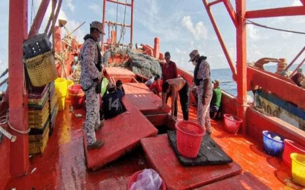 Anggota Maritim menjalankan pemeriksaan bot nelayan menerusi Ops Pagar Laut.