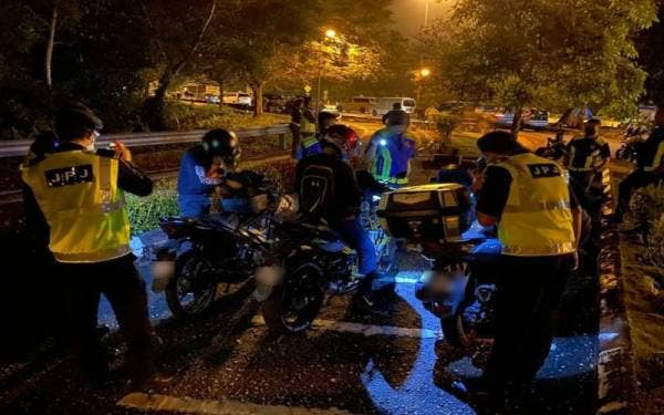 Pegawai penguat kuasa JPJ Pahang melakukan pemeriksaan ke atas penunggang motosikal di salah satu lokasi Ops Khas Motosikal sempena Penguatkuasaan Ops HRA 2022 di negeri ini pada Sabtu.- Foto JPJ Pahang