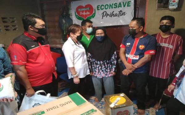 Abd Razak (dua dari kanan) bersama anaknya dikunjungi wakil Pasar Raya Econsave dan Al-Qalam Malaysia di rumah ibu mentuanya di Seksyen 17 di sini pada Rabu.