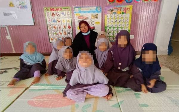 Usia mereka baharu sahaja mencecah lingkungan empat hingga enam tahun dan belum mengerti apa itu nikmat sebenar sambutan Hari Raya Aidilfitri.