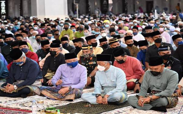 Ismail Sabri (dua dari kiri) dan Seri Paduka Baginda (dua dari kanan) di Masjid Wilayah Persekutuan, Kuala Lumpur pada Isnin.