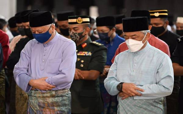 Ismail Sabri (kiri) dan Seri Paduka Baginda (kanan) ketika menunaikan solat Aidilfitri