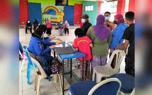 Dua keluarga di Kampung Sri Gambut, Pontian dipindahkan ke PPS pada pagi Rabu selepas rumah mereka dinaiki air berikutan hujan lebat.