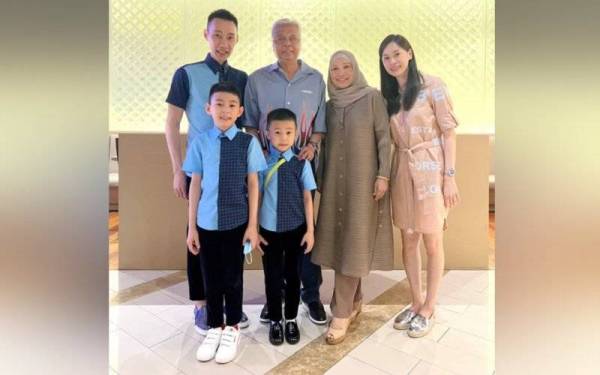 Ismail Sabri ketika menerima kunjungan Chong Wei sekeluarga sempena Aidilfitri. - Foto Facebook Ismail Sabri Yaakob