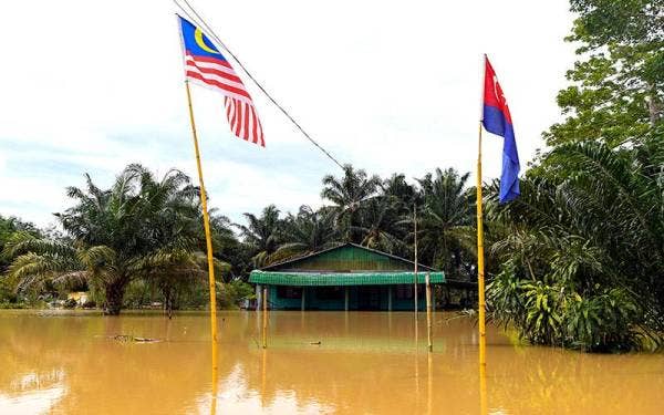 Keadaan rumah di Kampung Sri Gambut yang dinaiki air susulan hujan lebat lebih dua jam bermula jam 3.30 pagi Rabu. - Foto Bernama