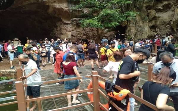 Sejak 1 Mei lalu, Tasik Cermin tidak henti-henti dipenuhi orang ramai yang ingin melihat keindahan kawasan tersebut.