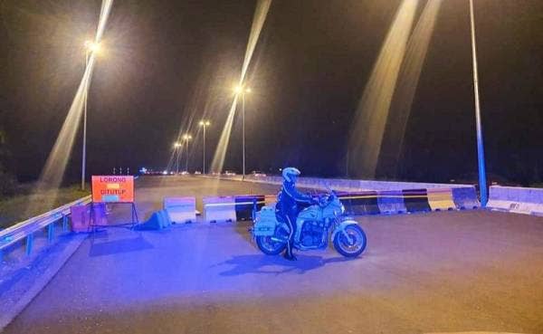 Penghadang konkrit telah dipasang semula di Jalan Teluk Intan-Sitiawan berhampiran ladang Sime Darby. Foto Facebook BSPT IPD Hilir Perak