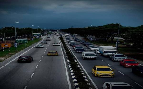 Laluan kedua-dua arah di Jalan Klang-Teluk Intan di sini, dijangka mengalami kesesakan selama tiga hari bermula Jumaat.