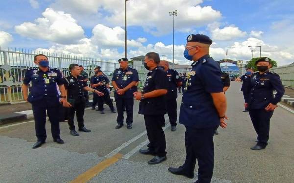 Muhamad Zaki (kiri) semasa turun padang melakukan tinjauan di Kompleks ICQS, Rantau Panjang sempena pembukaan sempadan darat Malaysia-Thailand pada Khamis.