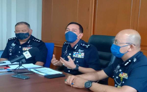 Muhamad Zaki (tengah) semasa sidang media turun padang melakukan tinjauan di Kompleks ICQS, Rantau Panjang sempena pembukaan sempadan darat Malaysia-Thailand pada Khamis.