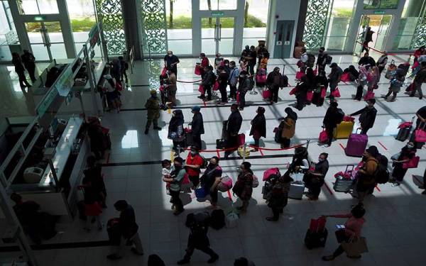 Sebahagian daripada 175 penumpang dari Dumai tiba di Kompleks ICQS Terminal Feri Antarabangsa Melaka-Dumai pada Khamis. - Foto Bernama.