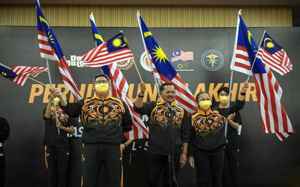 Nur Azmi (tengah) ketika merasmikan Majlis Penutup Perhimpunan Akhir Kontinjen Malaysia ke Sukan SEA Hanoi 2021 yang dijalankan secara atas talian di Majlis Sukan Negara (MSN) pada Khamis. Foto Berrnama