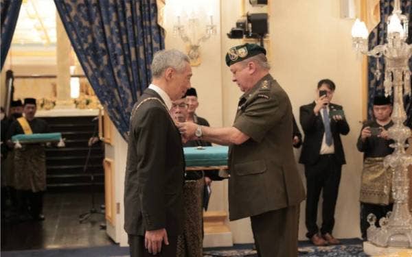 Sultan Ibrahim (kanan) mengurniakan darjah SPMJ kepada Hsien Loong dalam satu Majlis Istiadat di Istana Besar Johor di sini, pada Jumaat. - Foto ihsan Royal Press Office