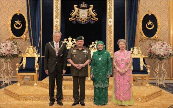 Sultan Ibrahim dan Raja Zarith (dua, dari kiri) bergambar bersama Hsien Loong dan Ho Ching di Istana Besar Johor di sini, pada Jumaat. - Foto ihsan Royal Press Office