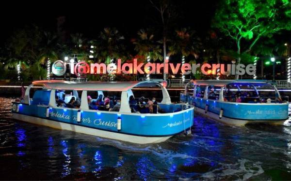 Melaka River Cruise terpaksa dihentikan sementara berikutan paras air Sungai Melaka terlalu tinggi akibat hujan lebat sejak pagi tadi.