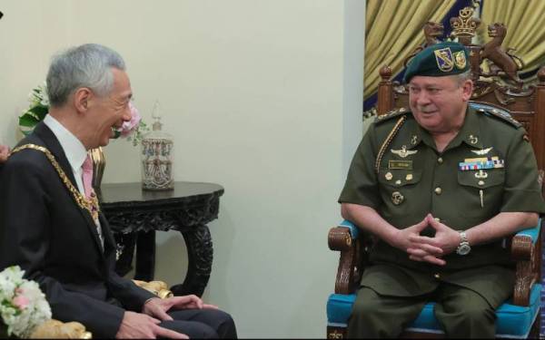 Sultan Ibrahim (kanan) beramah mesra bersama Hsien Loong selepas Majlis Istiadat Pengurniaan SPMJ di Istana Besar Johor pada Jumaat. Foto: Ihsan Royal Press Office