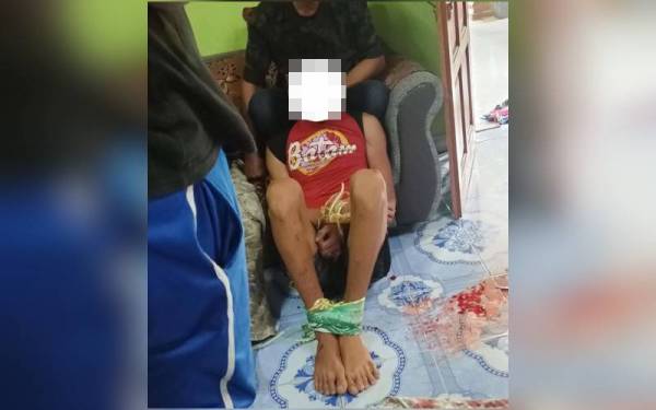 Suspek ditahan selepas berlaku pergelutan dengan pemilik sebuah rumah di Bukit Easter Kota Tinggi pada Khamis. - Foto Facebook.
