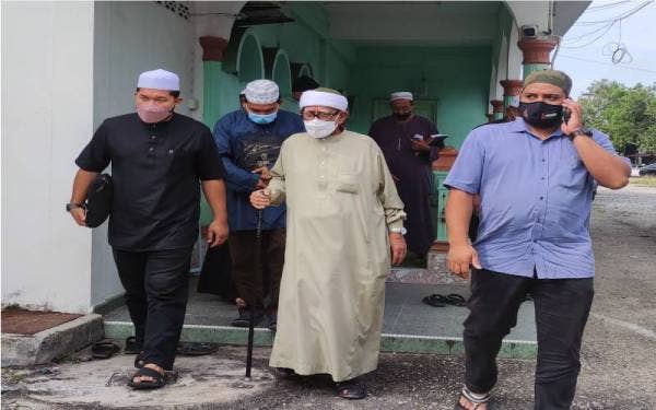 Abdul Hadi (tengah) selepas selesai menyampaikan kuliah mingguan di Masjid Rusila, di Marang pada Jumaat.