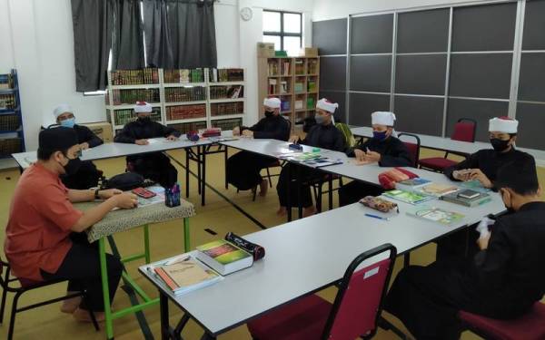 Akademi Darul Iftak, Sungai Layar Hujung, Sungai Petani menyediakan pengajian percuma kepada pelajar yang dibiayai sepenuhnya hasil sumbangan orang ramai.