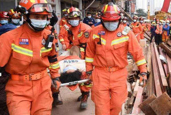 Pihak berkuasa sedang berusaha mengeluarkan berpuluh-puluh lagi mangsa yang terperangkap. - Foto: AP