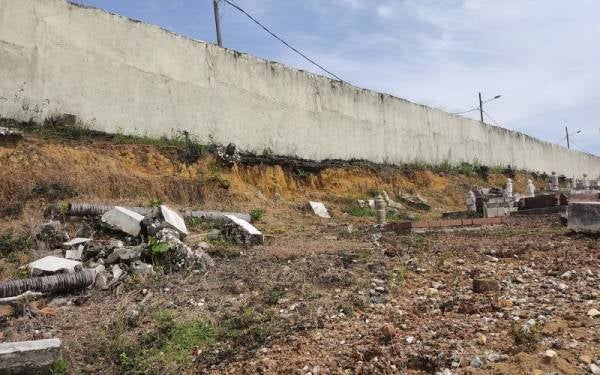 Keadaan pagar konkrit di sekeliling Tanah Perkuburan Islam MBPJ Kampung Tunku yang runtuh.