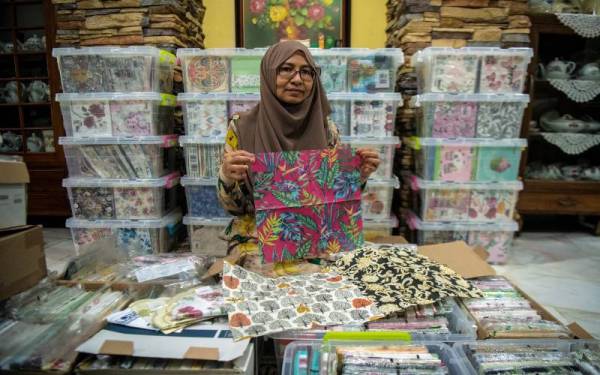 Ida Azrina menunjukkan koleksi tisu yang digunakan untuk melakukan seni decoupage ketika tinjauan di kediamannya baru-baru ini. Foto Bernama
