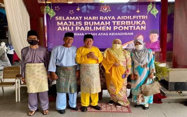 Ahmad Maslan (tengah) pada Majlis Rumah Terbuka Ahli Parlimen Pontian di Benut pada Sabtu.