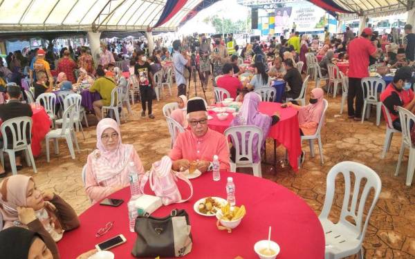 Sebahagian orang ramai yang tidak melepaskan peluang memeriahkan sambutan Rumah Terbuka Aidilfitri Parlimen Bera 2022 di Dataran Kerayong, Bera pada Sabtu.