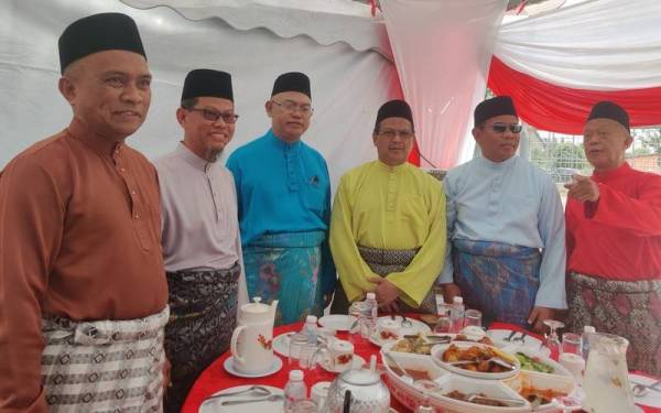 Noh (tiga dari kiri) bersama Ahmad Yunus (dua dari kiri) pada Majlis Rumah Terbuka Aidilfitri Parlimen Tanjong Karang di Dataran Astaka di sini pada Sabtu.