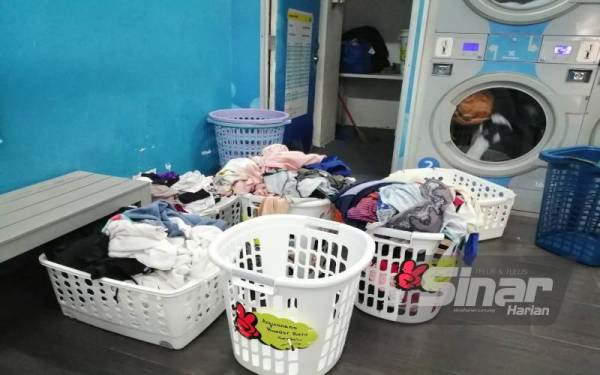 Antara baju yang siap dikeringkan menunggu masa untuk diambil oleh pemiliknya.