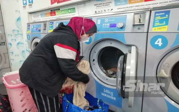 Antara pengguna yang memilih mencuci baju di dobi ketika musim perayaan.