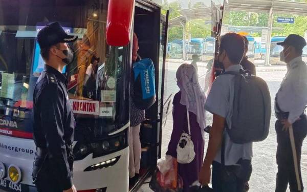 Pegawai polis melaksanakan penguatkuasaan dalam Op Bersepadu bersama JPJ dan AADK di Terminal Bas Amanjaya, Meru Raya di Ipoh.