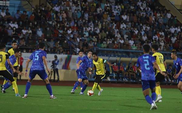 Kapten skuad B-23 negara, Mukhairi Ajmal Mahadi cuba melepasi kawalan benteng pertahanan Thailand pada aksi Kumpulan B, di Stadium Thien Truong, malam ini. - Foto Facebook FAM