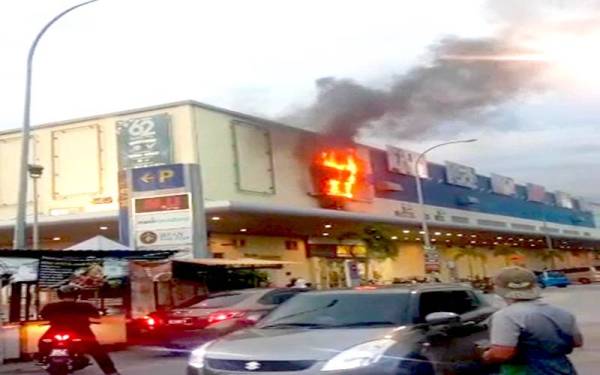 Kebakaran papan tanda sebuah pasar raya di Gugusan Manjoi berjaya dipadamkan oleh Pasukan ERT pasar raya terbabit. - Foto ihsan pembaca