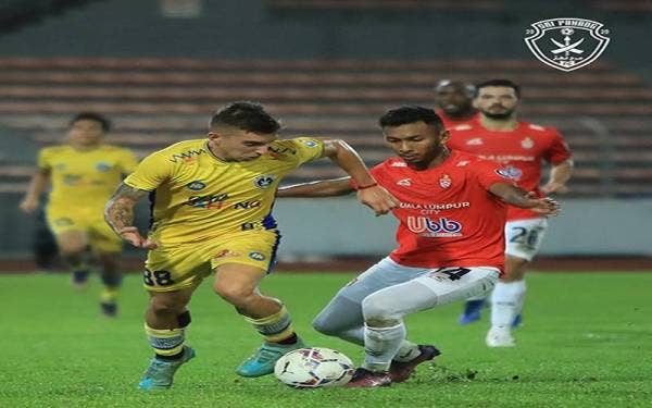 Pemain import Sri Pahang FC, Manuel Federico Hidalgo Gasparini (kiri), diasak pemain KL City FC, Akram Mahinan pada aksi Liga Super di Stadium Bola Sepak Kuala Lumpur, malam tadi. - Foto Sri Pahang FC