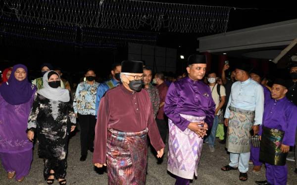 Reezal Merican (tiga, kanan) menyambut Yang Dipertua Negeri, Tun Ahmad Fuzi Abdul Razak (tiga, kiri) di majlis rumah terbuka Hari Raya Aidilfitri Parlimen Kepala Batas di pekarangan Wisma UMNO Kepala Batas, malam Sabtu. Foto Bernama
