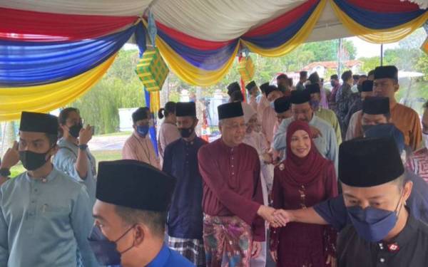 Ismail meraikan ribuan tetamu dan pengunjung pada Majlis Rumah Terbuka Hari Raya Aidilfitri Perdana Menteri dan Anggota Jemaah Menteri 2022, di Seri Perdana, pada Ahad. - Foto Bernama