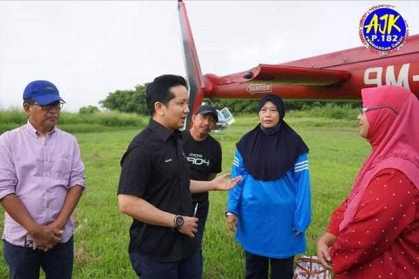 Arthur (dua dari kiri) bertemu dengan guru-guru sebelum berangkat ke tempat bertugas dengan menaiki helikopter di Keningau.
