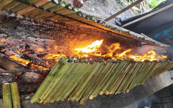 Lemang Pak Dean sibuk ketika musim perayaan.
