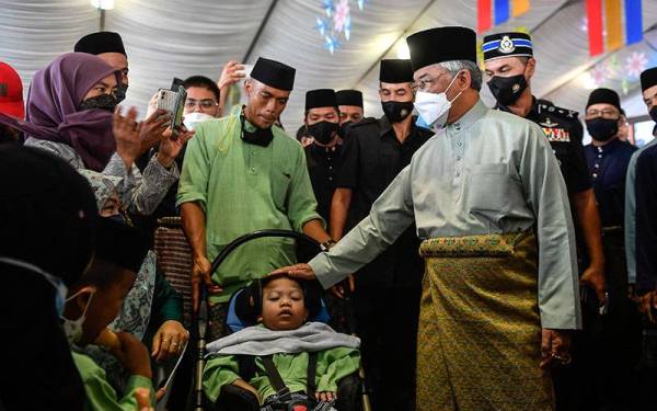 Yang di-Pertuan Agong Al-Sultan Abdullah Ri'ayatuddin Al-Mustafa Billah Shah berkenan beramah mesra bersama orang ramai pada Majlis Rumah Terbuka Hari Raya Aidilfitri Perdana Menteri dan Anggota Jemaah Menteri 2022, di Seri Perdana hari ini.