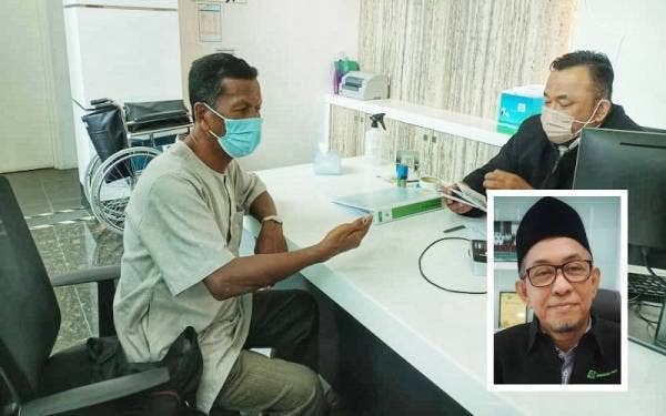 Ahd Rodhi (kiri) menyerahkan surat doktor sebagai bukti penolakan tawaran tunai haji pada tahun ini di pejabat Tabung Haji cawangan Alor Setar pada Ahad. Gambar kecil: Nawawi
