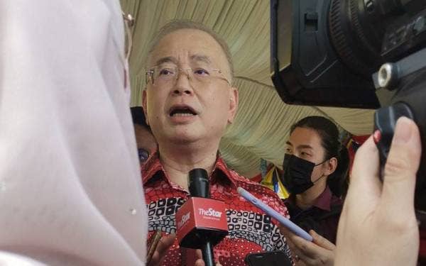 Ka Siong ditemui pemberita ketika Majlis Rumah Terbuka Hari Raya Aidilfitri Perdana Menteri dan Anggota Jemaah Menteri 2022 di Seri Perdana di sini pada Ahad.