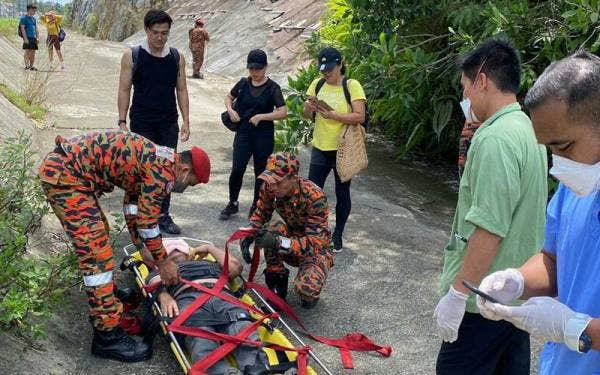 Mangsa berjaya dibawa turun sebelum diserahkan kepada pegawai perubatan Hospital Selayang untuk pemeriksaan lanjut. Foto Bomba