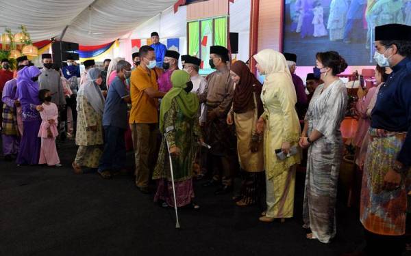Barisan Jemaah Menteri bersalaman dengan tetamu pada Majlis Rumah Terbuka Hari Raya Aidilfitri Perdana Menteri dan Anggota Jemaah Menteri 2022 di Seri Perdana pada Ahad. Foto: Bernama